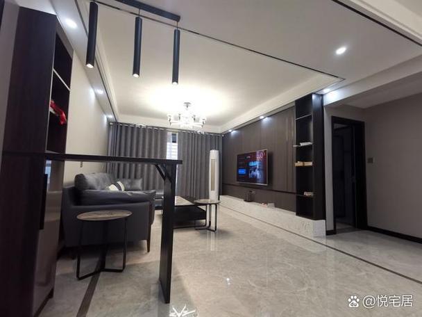 请工人装修的房子,这是一套四房两厅实用性的户型,比较经典的住宅装修